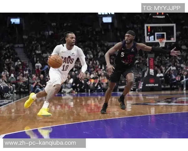 勇士与猛龙激战正酣NBA赛场上演精彩对决引发球迷热议